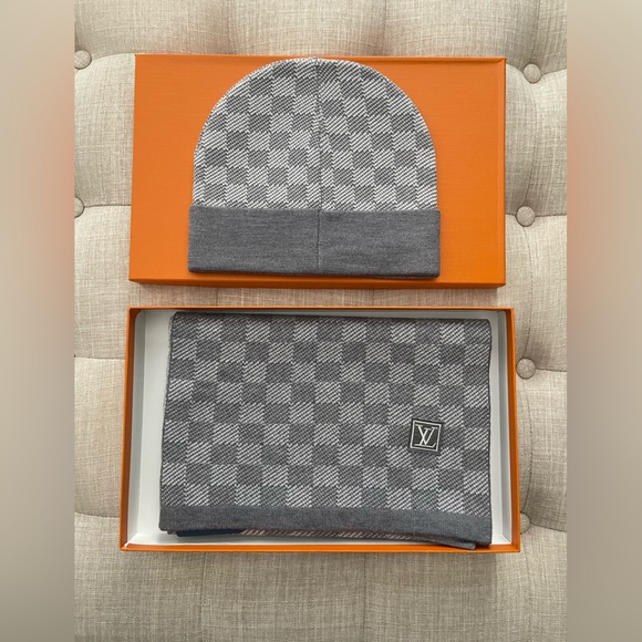 Stylish and elegant Gray Checkered Beanie and Scarf Set with gift box. - Picture 3 of 8